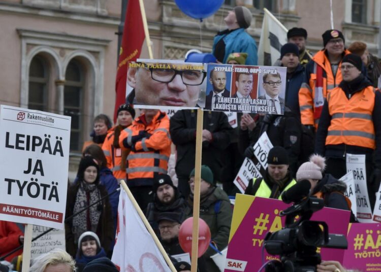 Senaatintori täyttyi perjantaina aktiivimallin vastustajista.