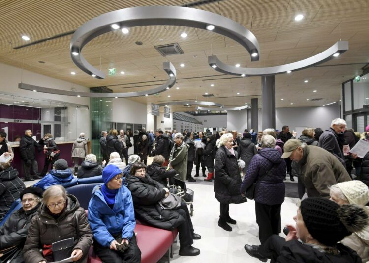 Helsingin Kalasataman uusi terveys- ja hyvinvointikeskus esiteltiin 24. tammikuuta. Tehy vaatii, ettei kaavailtuja soten miljardisäästöjä revitä henkilöstöstä.