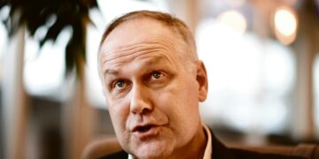 - Heiltä olemme oppineet sen, että emme halua olla ainoa pieni hallituspuolue, sanoo Ruotsin vasemmistopuolueen puheenjohtaja Jonas Sjöstedt viitaten Ruotsin vihreisiin.