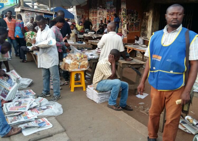 Lehdenmyyjät hakevat kaupattavaa jakelukeskuksesta Ghanan pääkaupungissa Accrassa.