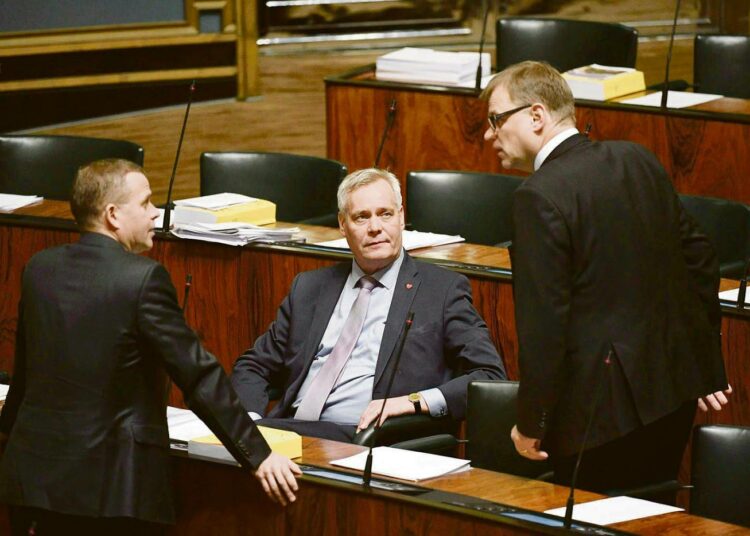 Pääministerivaalissa median huomio kiinnittyy tulevaan pääministeriin asioiden sijaan. Kuvassa haastajat Petteri Orpo (vas.) ja Antti Rinne sekä nykyinen pääministeri Juha Sipilä.