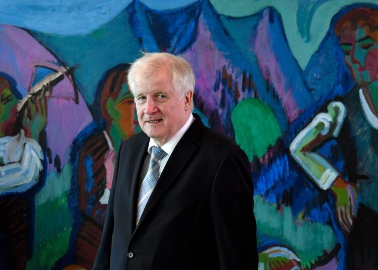 Sisäministeri Horst Seehofer saapumassa hallituksen kokoukseen keskiviikkona.