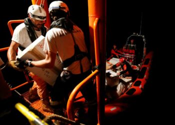 SOS Mediterraneen ja Lääkärit ilman rajoja -järjestö toimittamassa lääkinnällistä apua espanjalaisen Proactiva Open Arms -kansalaisjärjestön veneeseen avomerellä, noin 80 kilometrin päässä Libyan rannikolta.