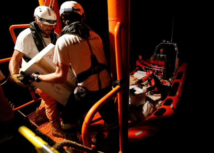 SOS Mediterraneen ja Lääkärit ilman rajoja -järjestö toimittamassa lääkinnällistä apua espanjalaisen Proactiva Open Arms -kansalaisjärjestön veneeseen avomerellä, noin 80 kilometrin päässä Libyan rannikolta.