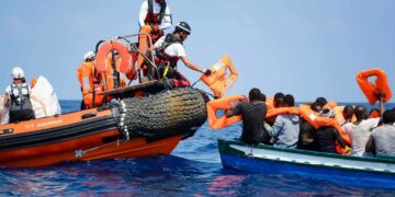 SOS Méditerranéen ja Lääkärit ilman rajoja -järjestön pelastusalus Aquariuksesta ojennetaan pelastusliivejä Välimeren ylittämistä puuveneellä yrittäville ihmisille. Aquarius poimi viime viikolla merestä Libyan rannikolta 141 Eurooppaan pyrkivää ihmistä.