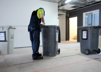 Sähköalojen ammattiliitto kehottaa jäseniään olemaan hakematta töitä saarron kohteena olevista yrityksistä. Arkistokuva rakennustyömaalta vuodelta 2013