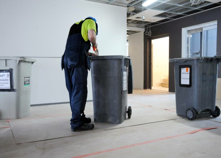 Sähköalojen ammattiliitto kehottaa jäseniään olemaan hakematta töitä saarron kohteena olevista yrityksistä. Arkistokuva rakennustyömaalta vuodelta 2013