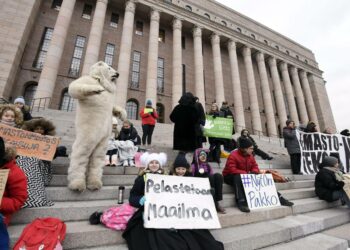 Ilmastonmuutoksesta huolestuneet ihmiset osoittivat mieltään eduskuntatalon edustalla Helsingissä 30. marraskuuta 2018.