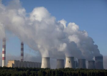 Puolan Katowicessa käydään parhaillaan ilmastoneuvotteluja. Maa tuottaa valtaosan sähköstään hiilellä. Kuvassa voimalaitos Belchowissa.