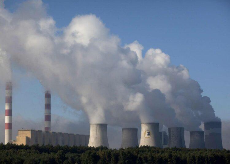Puolan Katowicessa käydään parhaillaan ilmastoneuvotteluja. Maa tuottaa valtaosan sähköstään hiilellä. Kuvassa voimalaitos Belchowissa.