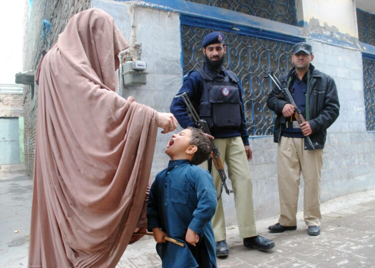 Pakistanilaispoika saa suun kautta nautittavan poliorokotteen. Poliota esiintyy kotoperäisenä enää Pakistanissa ja Afganistanissa.