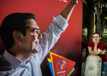 Syrizan kannattaja seurasi sunnuntaina apeana ovensuukyselyjen tuloksia Ateenassa.