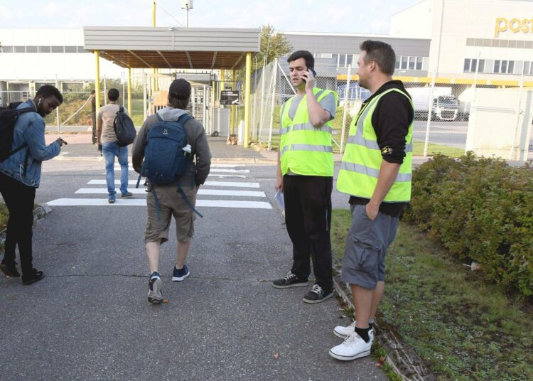 Lakkovahdit Mika Kemppi (oik.) ja Filip Jorsevich Postin logistiikkakeskuksen edustalla Vantaalla maanantaina.