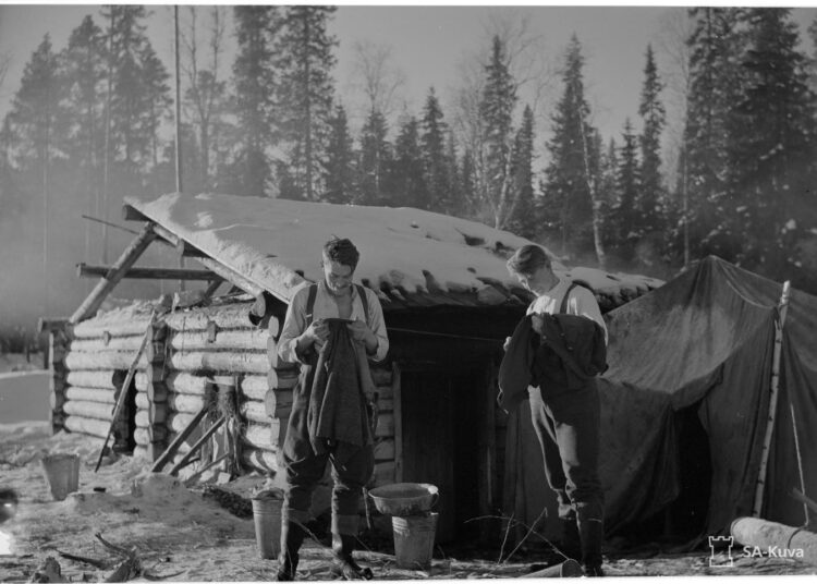 Suomalaissotilaat valmistautuvat saunomaan Tsopinan kylässä. Mauri Paasilinnan uusin romaani kuvaa niin sanotun Pärmin pataljoonan taivalta syksyllä 1941 Tsopinan valtaukseen asti.