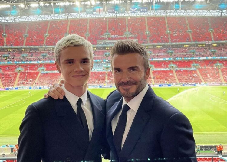 Romeo ja David Beckham olivat kesäkuussa Wembleyn stadionilla seuraamassa Englannin ja Skotlannin välistä EM-kisaottelua.