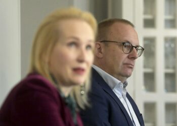 Teknologiateollisuuden Minna Helle ja SAK:n Jarkko Eloranta keskustelivat aamupäivällä työmarkkinapolitiikasta.