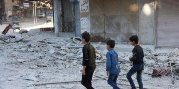 Tutkimustulosten perusteella syyrialaiset ovat demokraattisen prosessin kannalla, mutta sodan osapuolet ajavat autoritarismia. Kuvassa taistelujen jälkiä Arihan kaupungissa lokakuussa.