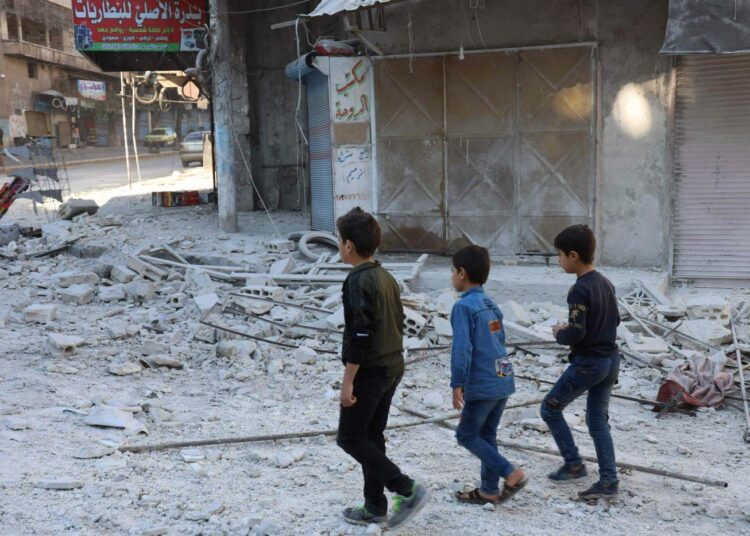 Tutkimustulosten perusteella syyrialaiset ovat demokraattisen prosessin kannalla, mutta sodan osapuolet ajavat autoritarismia. Kuvassa taistelujen jälkiä Arihan kaupungissa lokakuussa.