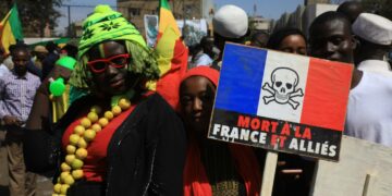 Kuolema Ranskalle ja sen liittolaisille, luki mielenosoittajan kyltissä Malin pääkaupungissa Bamakossa tammikuussa.