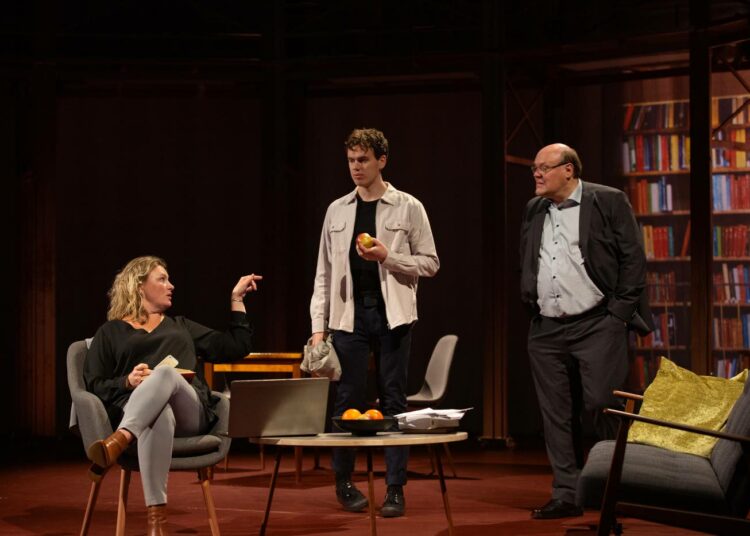 Teatteriala on huolissaan tulevasta rahoituksestaan. Kuva Kansallisteatterin Dosentit -näytelmästä, lavalla Ria Kataja, Otto Rokka ja Hannu-Pekka Björkman.