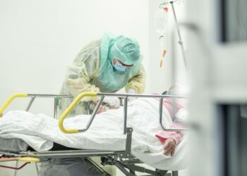 Nämä kuvat hätkähdyttivät keväällä kaksi vuotta sitten. Suojavarustukseen pukeutunut hoitaja otti näytettä koronaepäillyltä koronapotilaiden testaamiseen ja hoitoon tarkoitetulla osastolla Turun yliopistollisessa keskussairaalassa 3. huhtikuuta 2020.