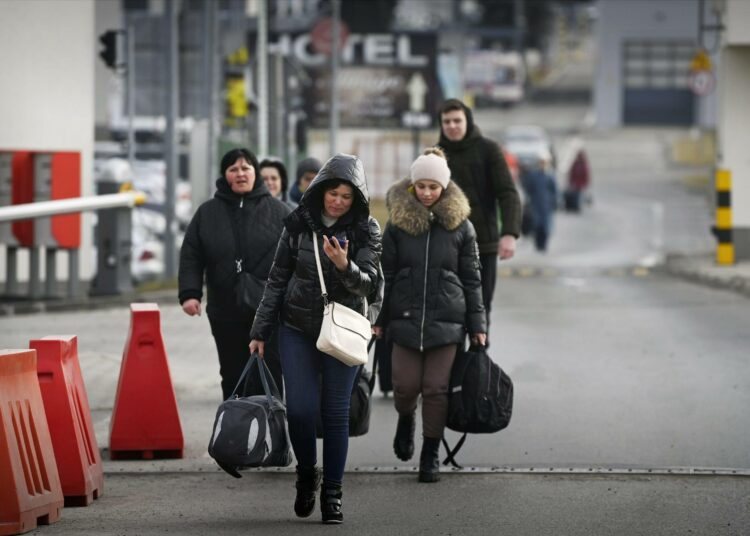 Ukrainalaisia pakolaisia saapumassa Puolaan viime maaliskuussa.