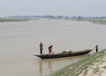 Bangladeshilaiset viljelijät toivottaisivat tervetulleeksi varoitusjärjestelmän, joka ei olisi riippuvainen älypuhelimesta. Suunnitelmissa on tekstiviestipalvelu, jonka avulla tulvatuhoja voisi vähentää ja säästää ihmishenkiä.