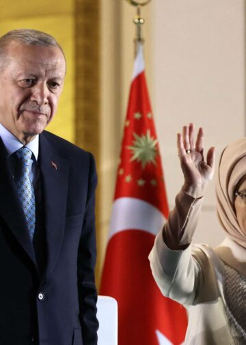 Recep Tayyip Erdogan tervehti kannattajiaan vaimonsa Emine Erdoganin kanssa voiton varmistuttua sunnuntain vaaleissa.