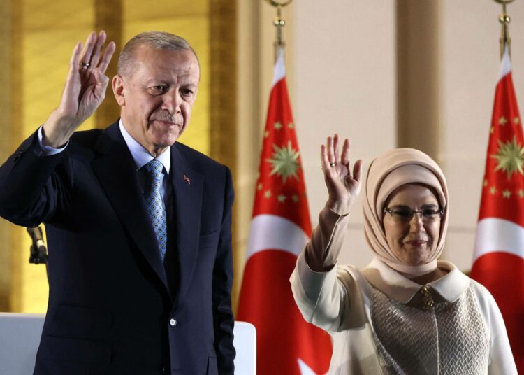 Recep Tayyip Erdogan tervehti kannattajiaan vaimonsa Emine Erdoganin kanssa voiton varmistuttua sunnuntain vaaleissa.