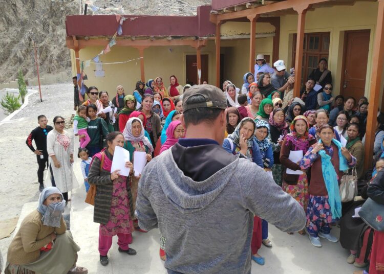 Nordan Otzer vetää ladakhilaisessa kylässä tapahtumaa, jossa kohotetaan tietoisuutta kohdunkaulansyövästä.