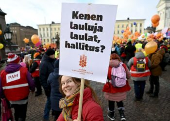 SAK:n ja STTK:n järjestämä Stop Nyt! -mielenosoitus Helsingin Senaatintorilla 1. helmikuuta 2024.