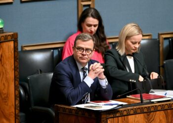 Kirjoittajien mielestä oikeudenmukaisuus ei näy hallituksen toimissa. Kuvassa vasemmalta pääministeri Petteri Orpo, kunta- ja alueministeri Anna-Kaisa Ikonen ja valtiovarainministeri Riikka Purra.