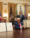 Presidentit Alexander Stubb ja Donald Trump sinetöivät jäänmurtajasopimuksen allekirjoituksillaan.