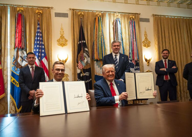 Presidentit Alexander Stubb ja Donald Trump sinetöivät jäänmurtajasopimuksen allekirjoituksillaan.