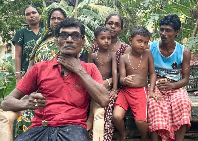 Gopal Mondal ja perhe Sundarbansissa. Gopal uskaltautuu yhä metsiin keräämään villiä hunajaa.