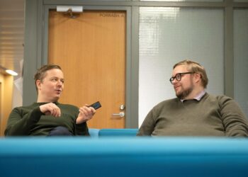 Veikko Erantia (oik.) haastatteli Jussi Virkkunen.