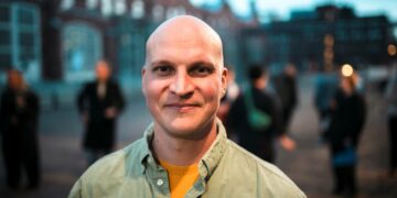 Riku Nieminen on näyttelijä ja Helsingin kaupunginvaltuuston jäsen. Taiteilija Alma Tuuva on tullut tunnetuksi Pikakahvimemegirl -tilistään Instagramissa.