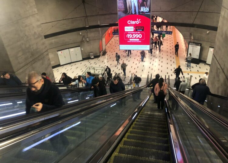 Vilkas Plaza Egañan metroasema Santiagon eteläosassa. Asemilla ja metrojunissa matkustajia kehotetaan kuulutuksin ja opastein ilmoittamaan havaitsemastaan häirinnästä tai rikoksista.
