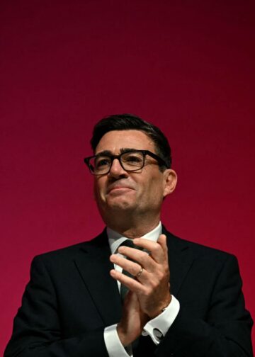 Uhkapelitermein voisi sanoa, että kaikki Andy Burnhamin pelimerkit on laitettu punaiselle, ja ruletti on pyörähtänyt käyntiin.