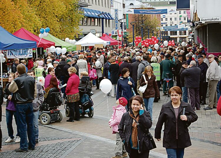 Eri puolueiden kunnallisvaalitelttoja Jyväskylän kävelykadulla viime viikonloppuna.