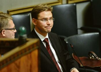 Valtiovarainministeri Jyrki Katainen (oik.) piti teknisesti vaikeana vastikkeiden edellyttämistä pankeilta. Vieressä pääministeri Matti Vanhanen.