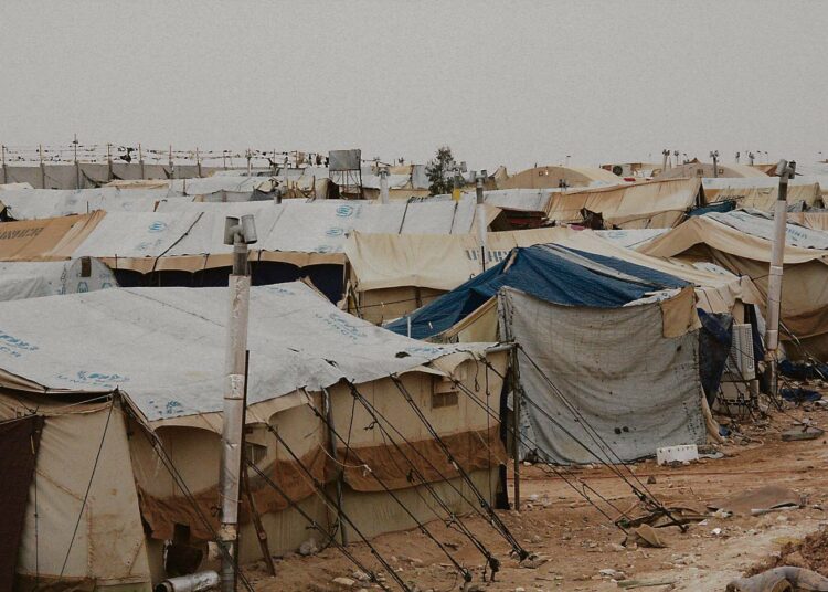 Al Tanf Camp, kangasteltat toimivat ainoana suojana kylmyyttä, kuumuutta ja hiekkamyrskyjä vastaan. Tulipalot ja muut onnettomudet ovat koetelleet täyteen ahdettua leiriä.