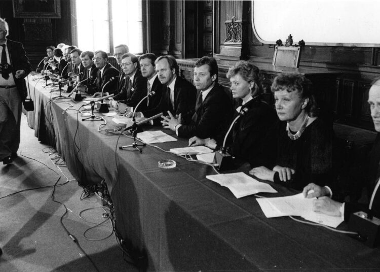 Kilpailuttaminen ja tulostavoitteet alkoivat nousta politiikkaan Harri Holkerin hallituksessa, joka historiallisesti aloitti SDP:n ja kokoomuksen yhteistyön.