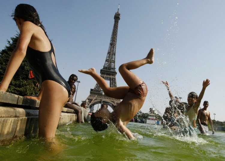 Kaikille eivät kaupungin järjestämät rannat riitä, vaan myös esimerkiksi Trocaderon suihkulähde vetää väkeä kuumina päivinä.