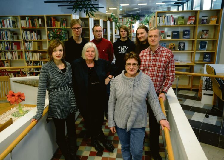 Työväenliikkeen kirjaston henkilökunta ryhmäkuvassa uusissa toimitiloissa.