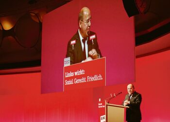 Linken liittopäiväryhmän puheenjohtaja Gregor Gysi puhumassa berliiniläisessä kongressikeskuksessa maanantaina.