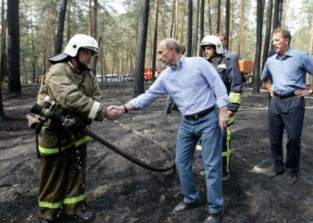 Pääministeri Vladimir Putin tervehtimässä palomiehiä Voronezhin lähellä pari viikkoa sitten.