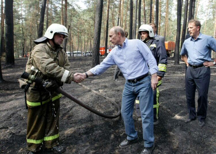 Pääministeri Vladimir Putin tervehtimässä palomiehiä Voronezhin lähellä pari viikkoa sitten.