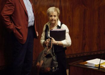 Ministeri Suvi Lindén joutui opposition hampaisiin eduskunnassa jo heti postilakiesityksen valmistuttua.