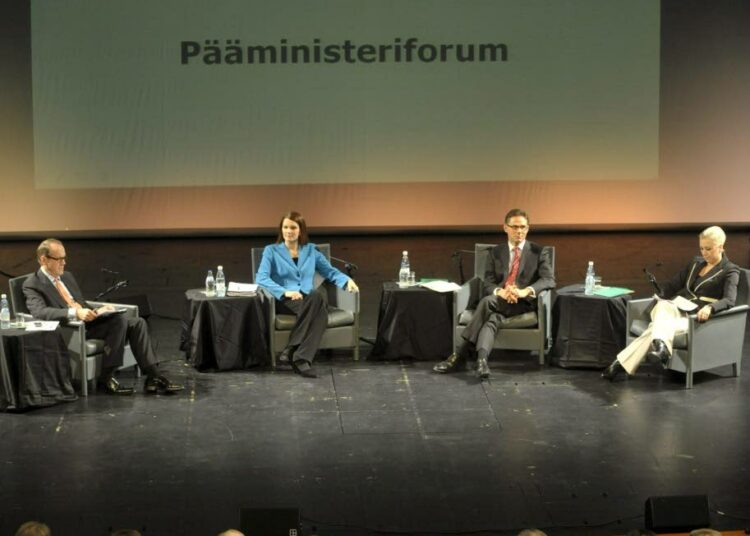 Elinkeinoelämän Valtuuskunnan EVAn hallituksen puheenjohtaja Jorma Ollila (vas.) tenttaa Mari Kiviniemeä, Jyrki Kataista ja Jutta Urpilaista.